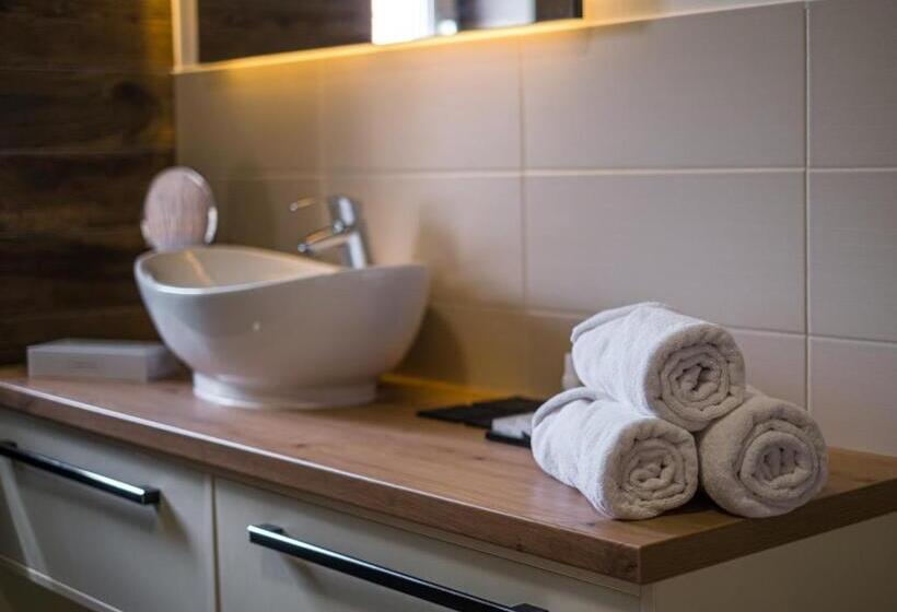 סוויטה דלוקס, Kistucsok Food & Room