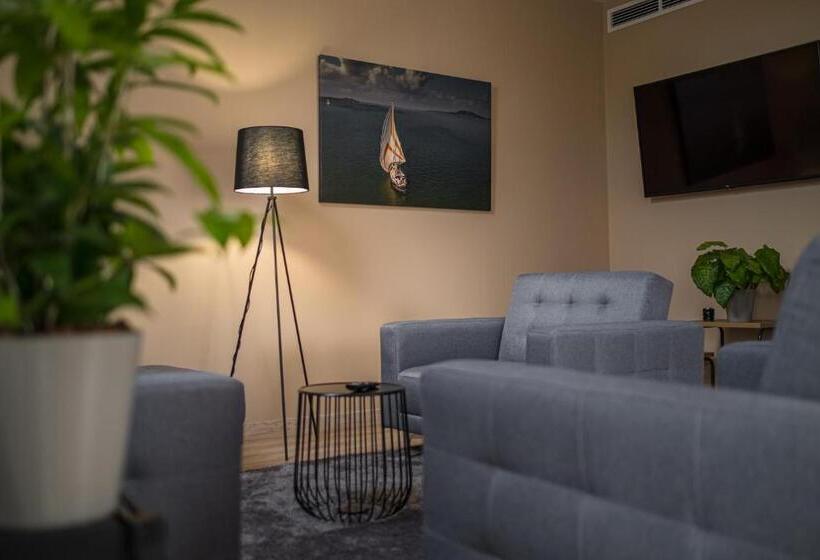 סוויטה דלוקס, Kistucsok Food & Room