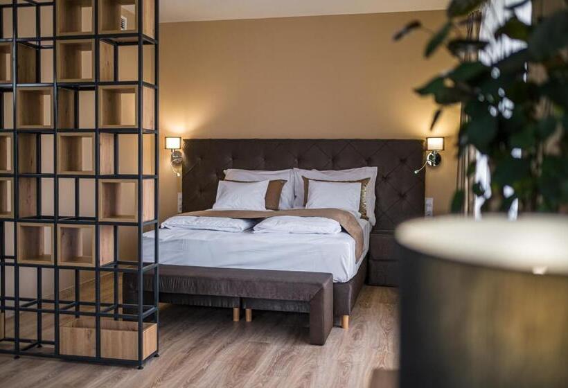 סוויטה דלוקס, Kistucsok Food & Room