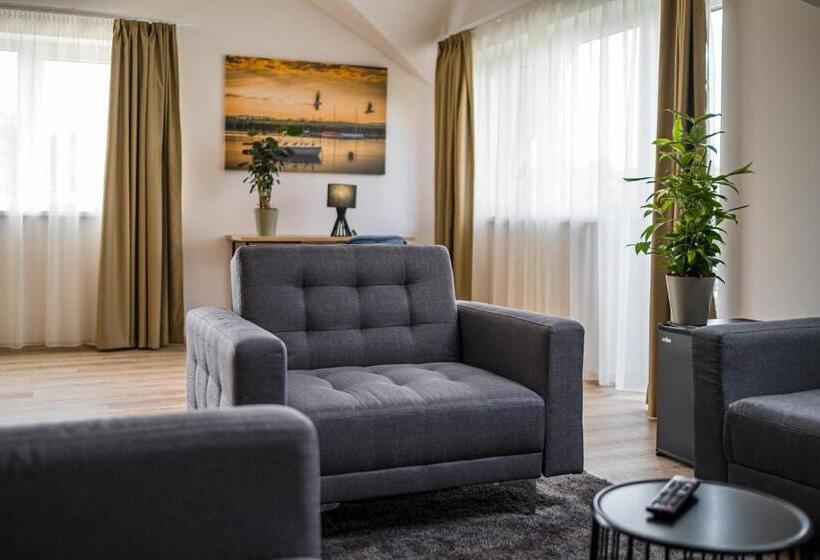 סוויטה דלוקס, Kistucsok Food & Room