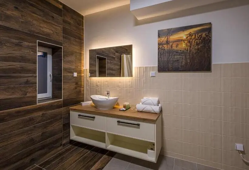 Superior-sviitti, Kistucsok Food & Room