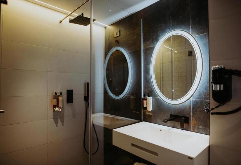 스탠다드 발코니 스튜디오, Epic Centrum