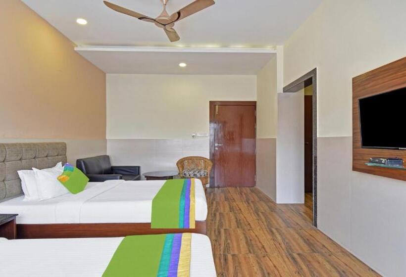 Deluxe Room, Treebo Sky Point