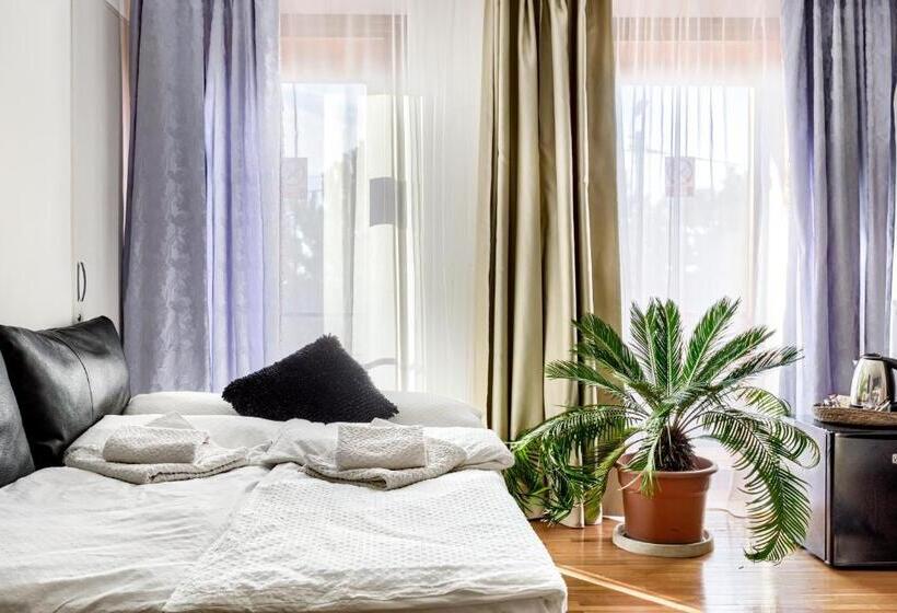 スタンダードトリプルルーム, La Conac