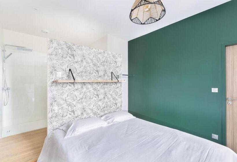 غرفة قياسية, Chez Romain