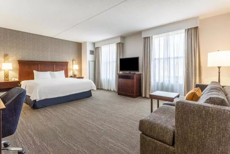 キングサイズベッドのスイートルーム, Hampton Inn & Suites Saratoga Springs Downtown