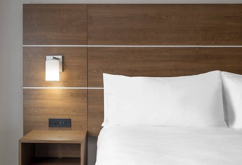 Люкс 2 Спальни, Holiday Inn Express & Suites Dallas East Fair Park, An Ihg