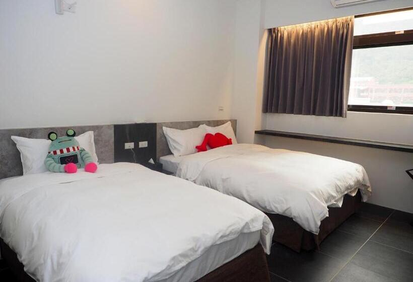 اتاق استاندارد سه نفره, God’s Queen Esther