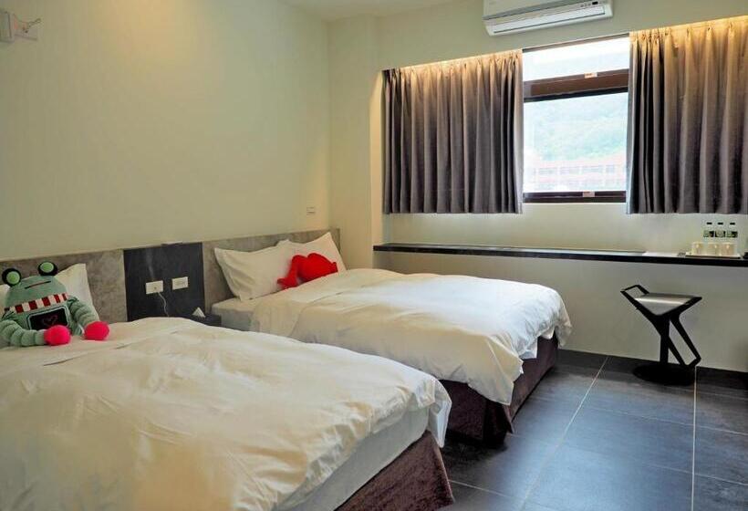 اتاق استاندارد سه نفره, God’s Queen Esther