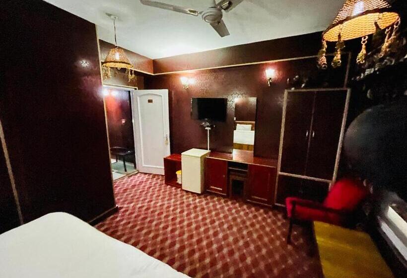 デラックスルーム, International