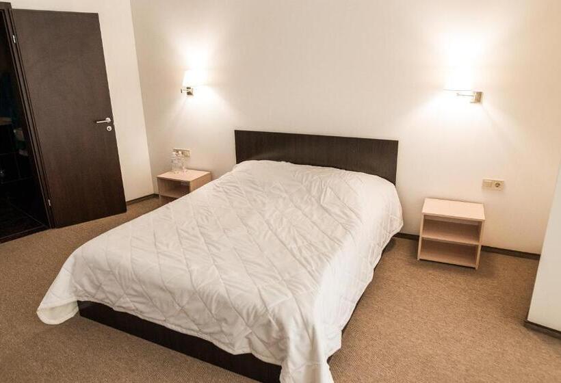 سوییت با چشمانداز استخر, Ostrov River Club