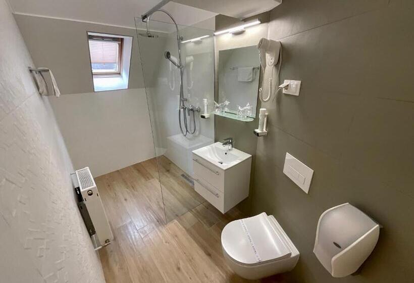 다락방 스탠다드 룸, Szeifert