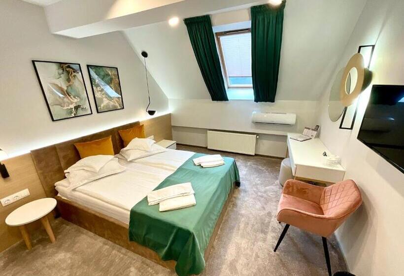 다락방 스탠다드 룸, Szeifert