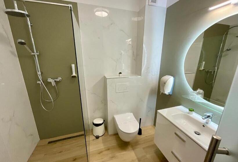 디럭스 패밀리 룸, Szeifert