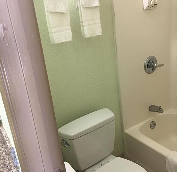 חדר סטנדרט עם מיטת קינג, Budget Inn