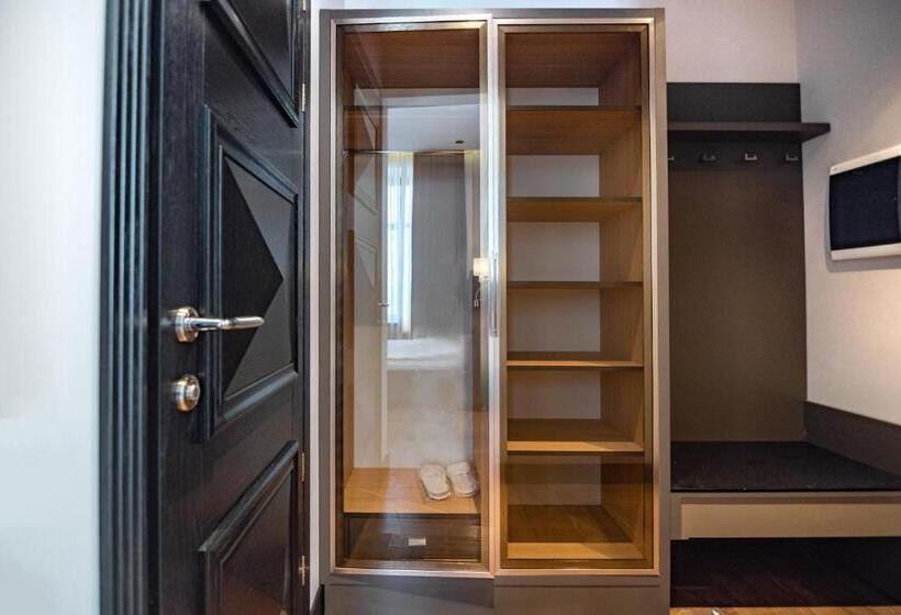 سوییت جونیور با بالکن, Grand Hotel Roxolana