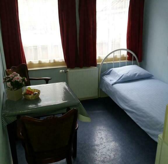 اتاق استاندارد یک نفره, Hostel Pension Tivoli