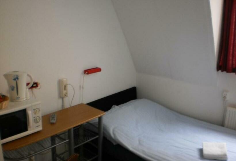 اتاق استاندارد یک نفره, Hostel Pension Tivoli