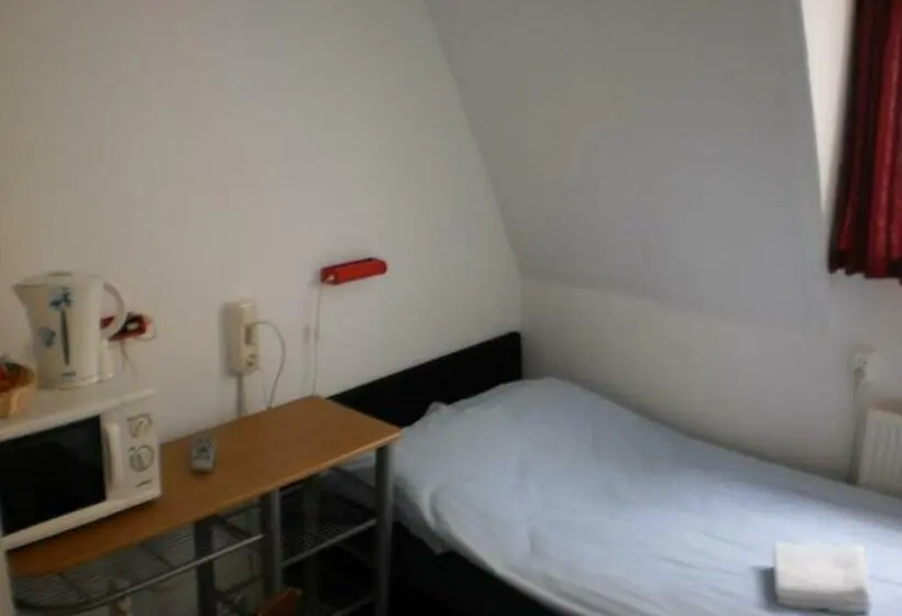 اتاق استاندارد یک نفره, Hostel Pension Tivoli