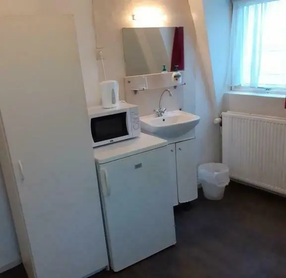 اتاق استاندارد یک نفره, Hostel Pension Tivoli