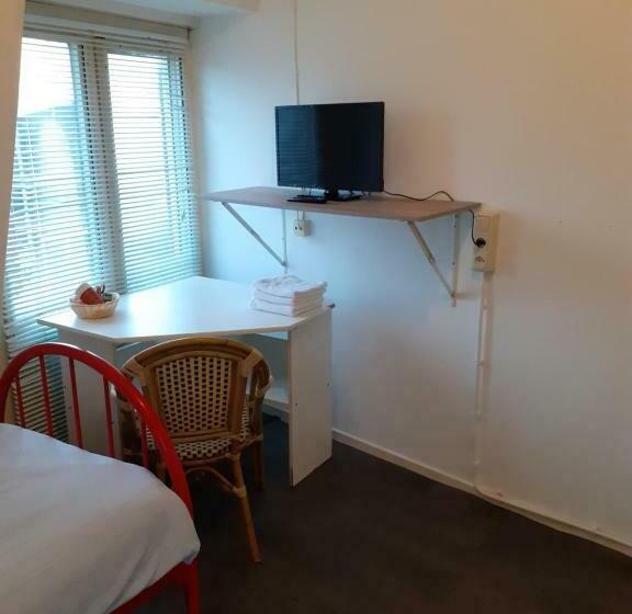 اتاق استاندارد یک نفره, Hostel Pension Tivoli