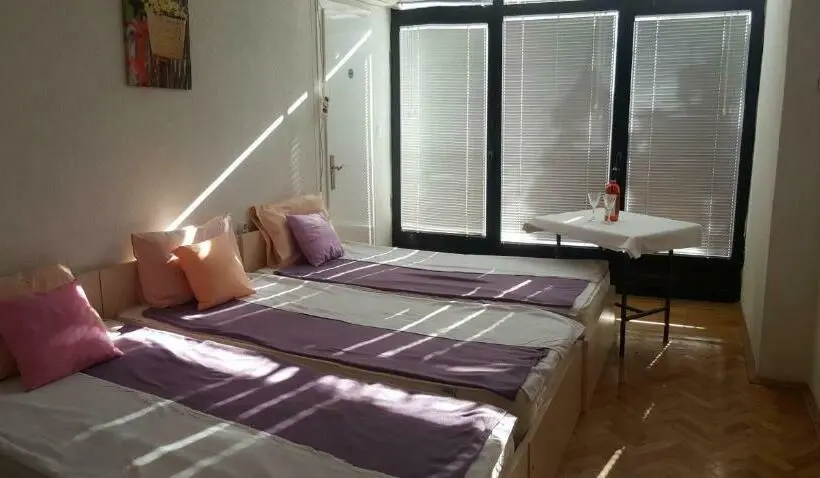 اتاق ساده سه‌ نفره, Vila Dule