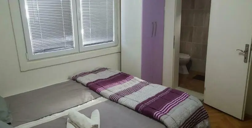 اتاق ساده سه‌ نفره, Vila Dule