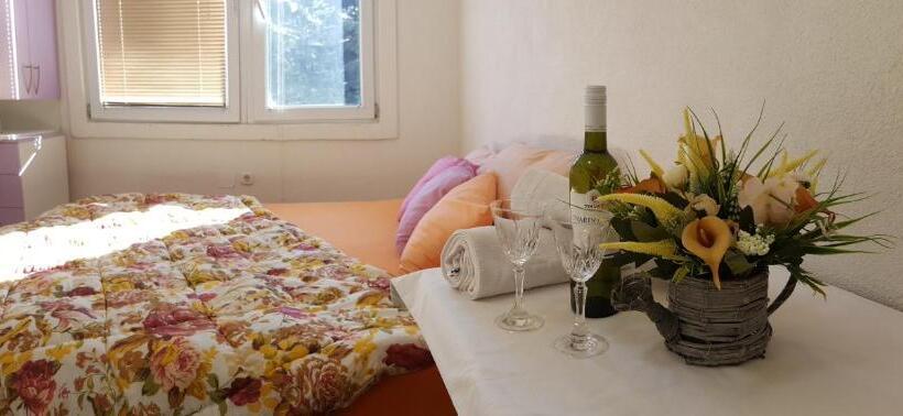 اتاق اجرایی سه نفره, Vila Dule