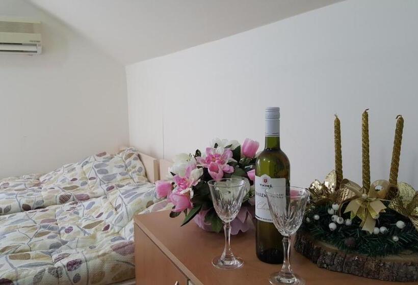 اتاق راحتی سه تخته, Vila Dule