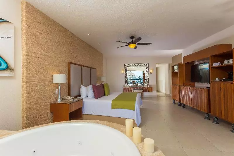سوییت با چشم‌انداز دریا, Almar Resort Luxury Lgbt Beach Front Experience