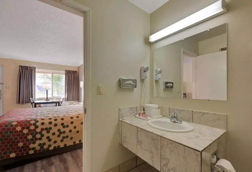 キングサイズベッドのスタンダードルーム, Econo Lodge Woodland Near I 5