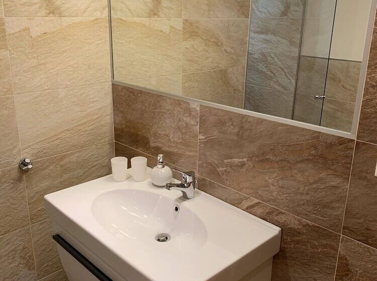 Семейные Апартаменты 3 Спальни, Frühstückspension Christina