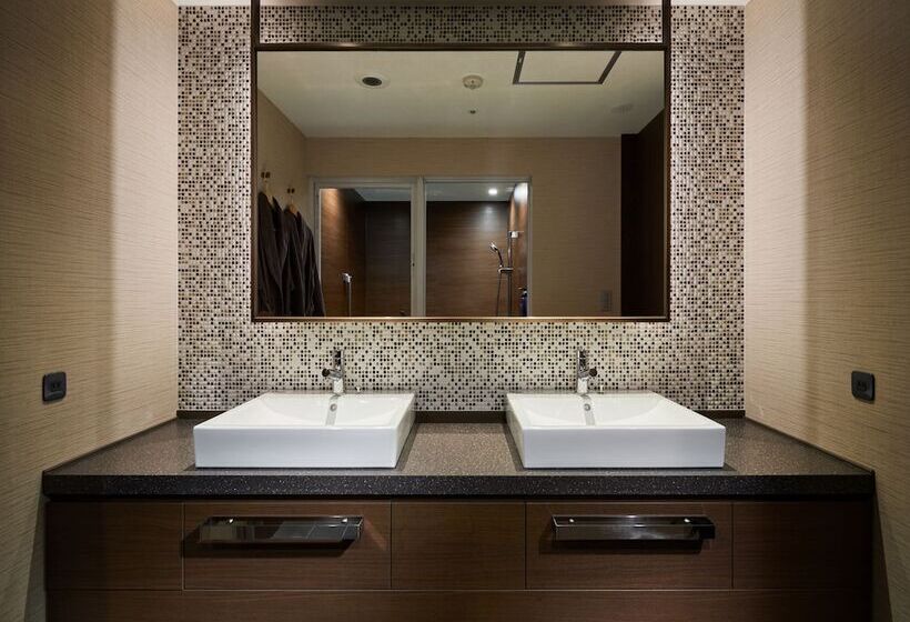 جناح جونيور, Okinawa Nahana Hotel & Spa