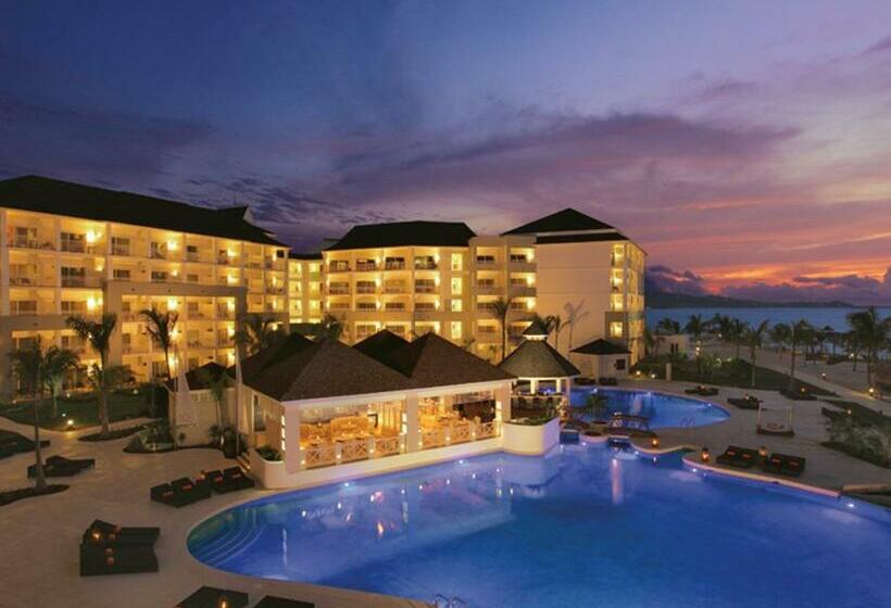 سوییت جونیور با چشمانداز دریا, Secrets St. James