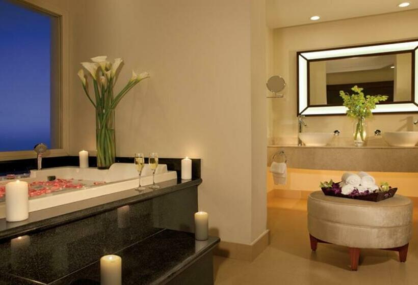 سوئیت مستر با چشمانداز دریا, Secrets St. James