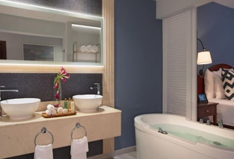 اتاق استاندارد, Secrets St. James