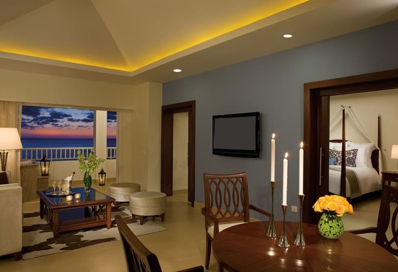 سوئیت کلوب با چشمانداز دریا, Secrets St. James