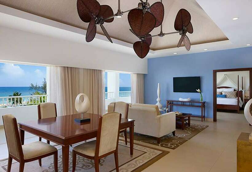 سوئیت کلوب با چشمانداز دریا, Secrets St. James