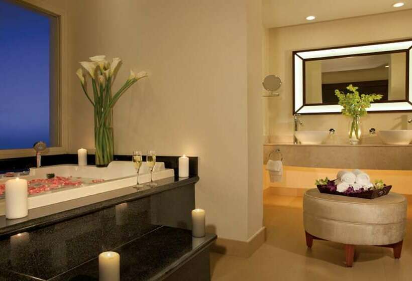 سوئیت کلوب با چشمانداز دریا, Secrets St. James