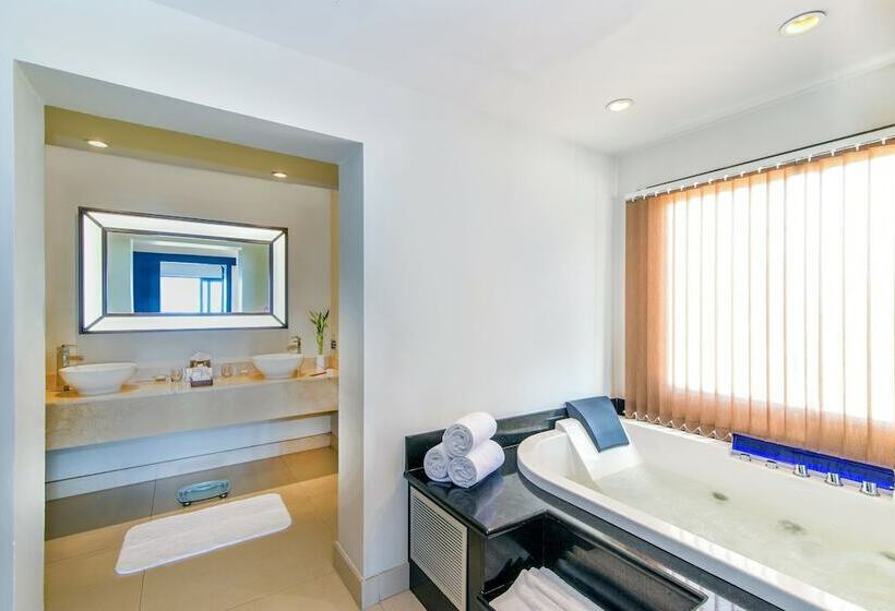 سوئیت کلوب با چشمانداز دریا, Secrets St. James