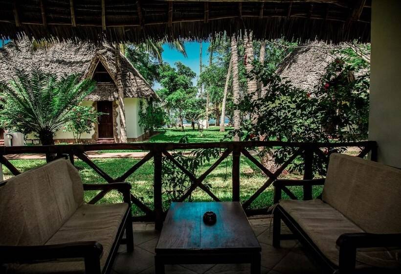 Семейный Номер, Uroa Bay Beach Resort