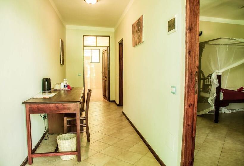 غرفة عائلية, Jaz Adonia