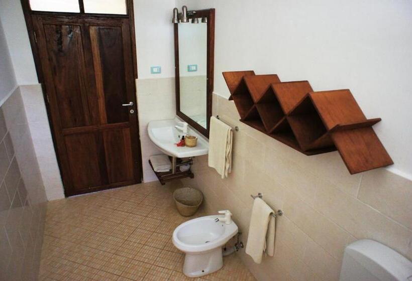 غرفة عائلية, Jaz Adonia