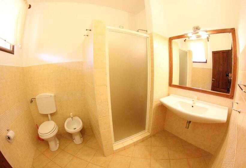 غرفة عائلية, Jaz Adonia