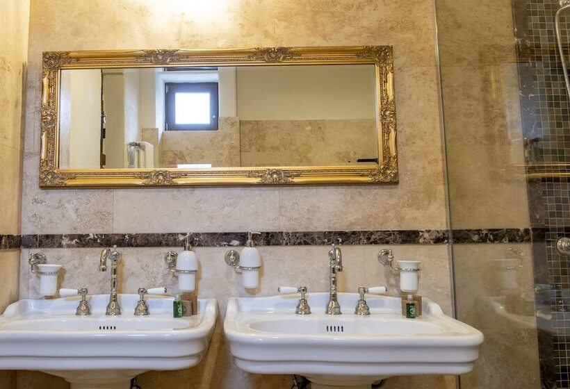 Номер Superior, The Throne   M Museum