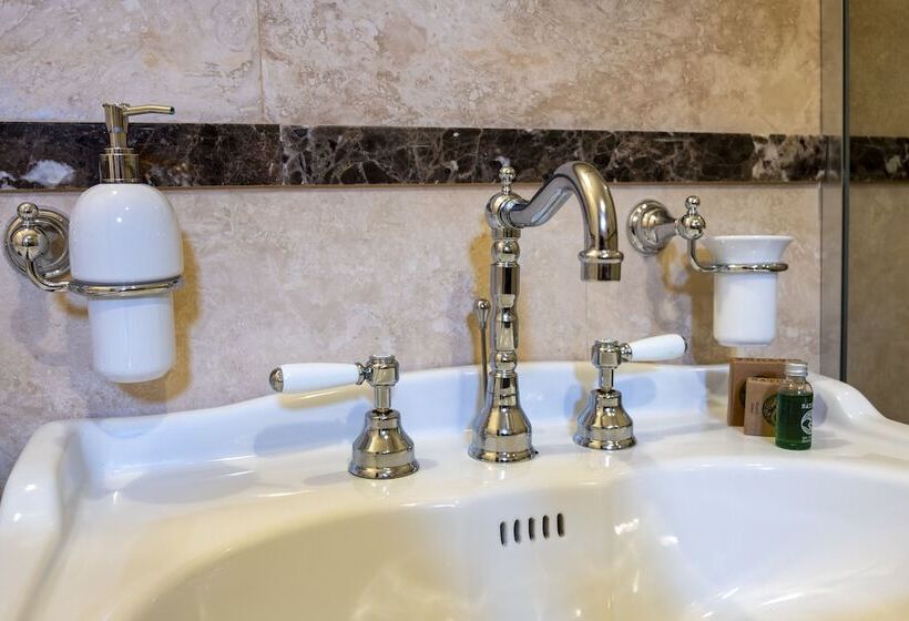 Номер Superior, The Throne   M Museum