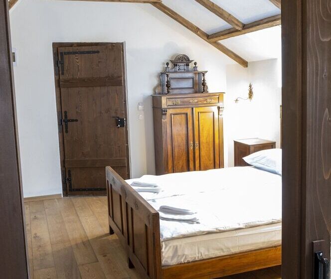 Номер Superior, The Throne   M Museum