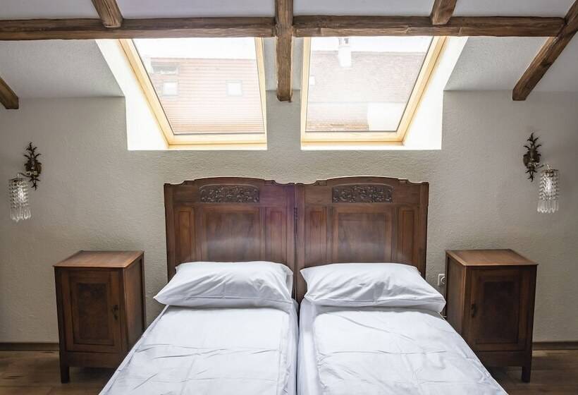 Номер Superior, The Throne   M Museum