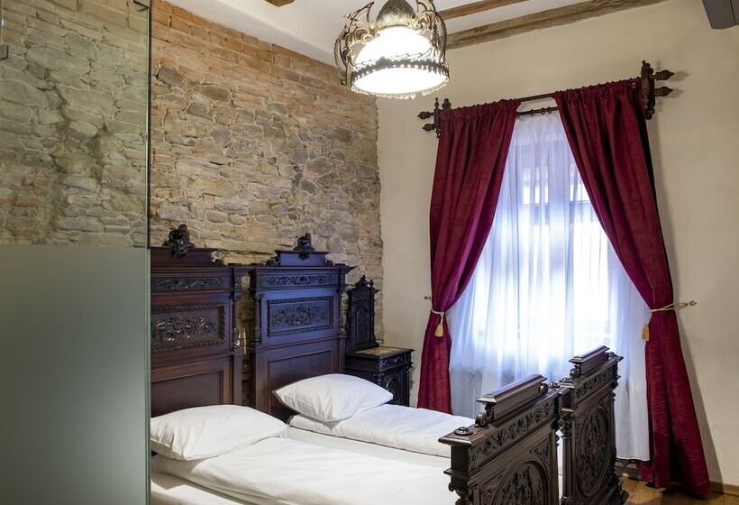 Апартаменты 1 Спальня, The Throne   M Museum