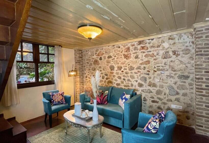 سوییت لوکس, Mille Kaleiçi